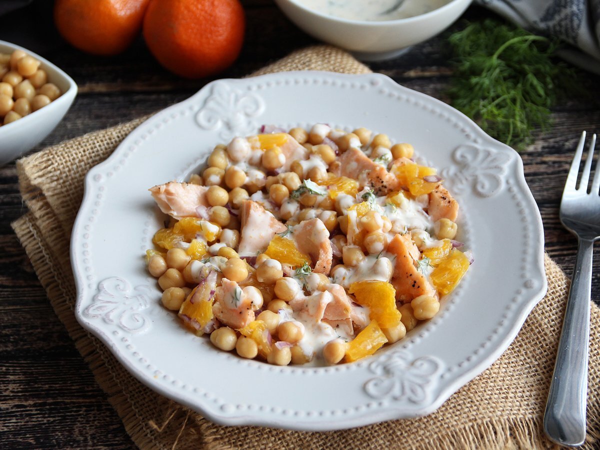 Insalata di salmone, ceci e arancia: un pasto sano, leggero e nutriente