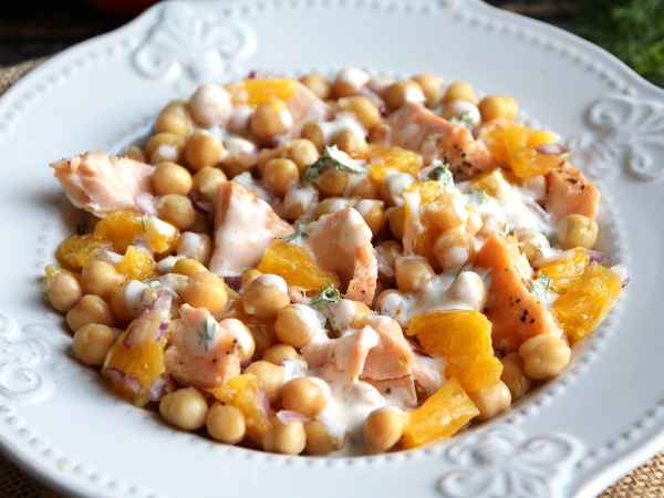 Insalata di salmone, ceci e arancia: un pasto sano, leggero e nutriente - foto 2