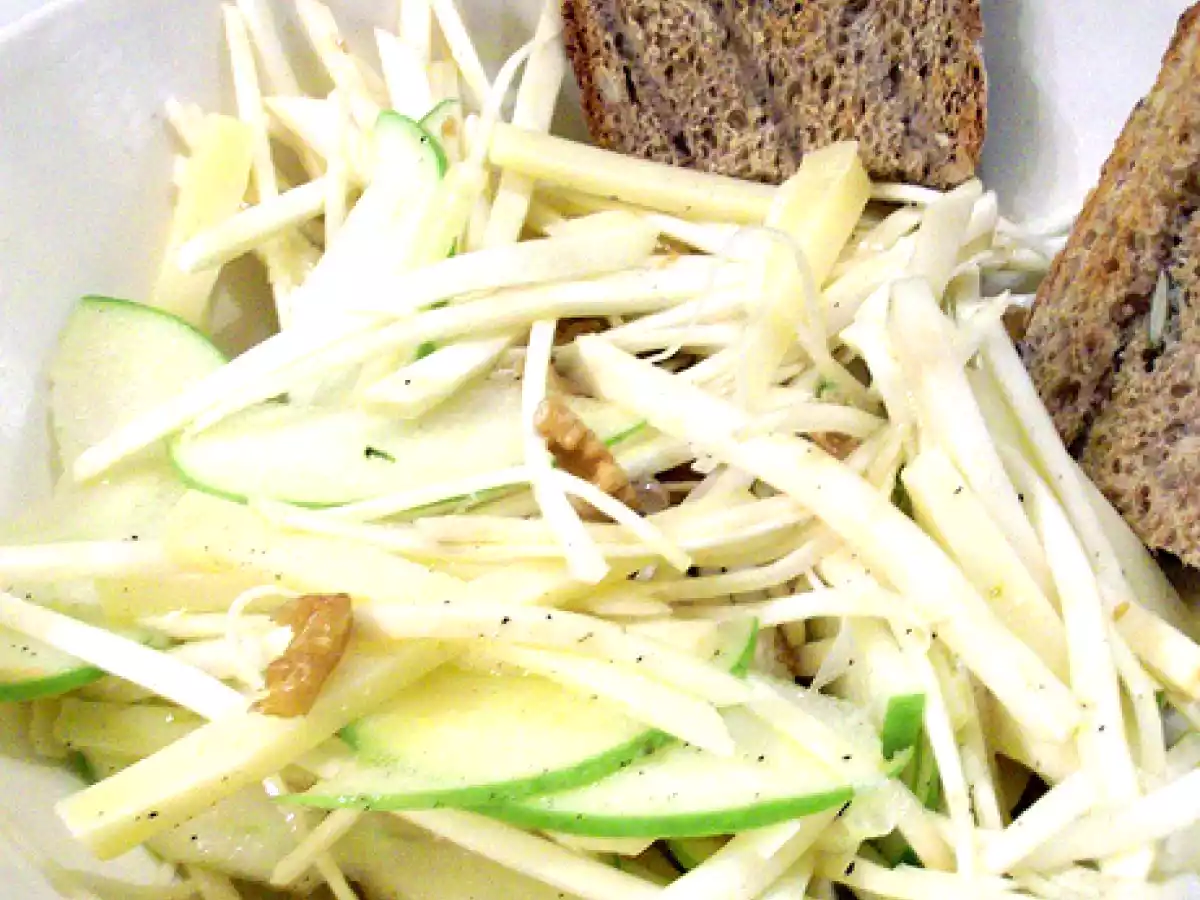 Insalata di sedano rapa, Montasio, mele e noci
