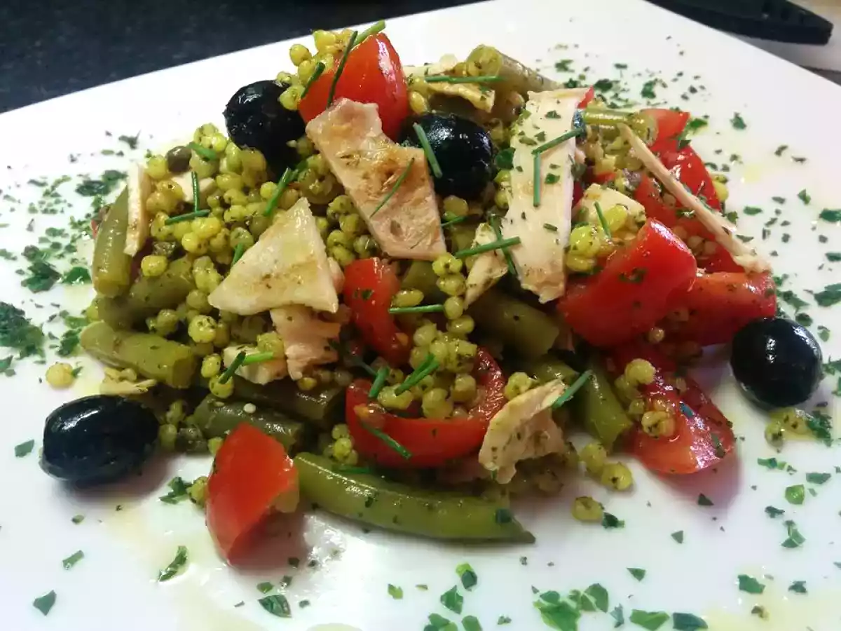 INSALATA DI SORGO AL CURRY CON FAGIOLINI, OLIVE E PETTO DI POLLO ALLA PIASTRA