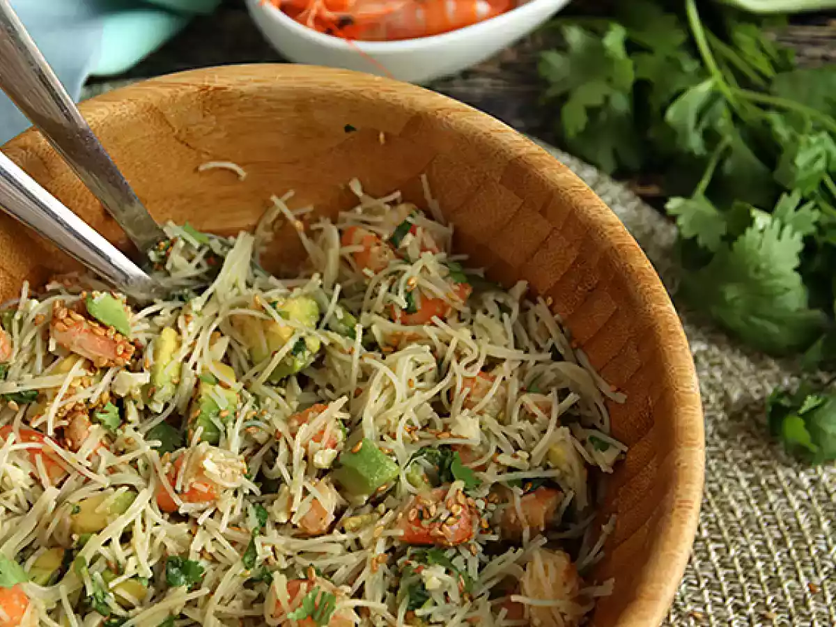 Insalata di spaghetti di riso con gamberetti, avocado, uova e coriandolo - foto 2