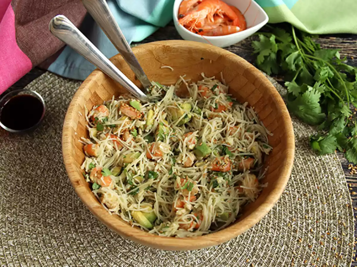Insalata di spaghetti di riso con gamberetti, avocado, uova e coriandolo - foto 4