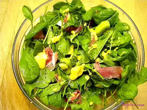 Insalata di spinacino con kiwi, speck e vinagrette alla senape