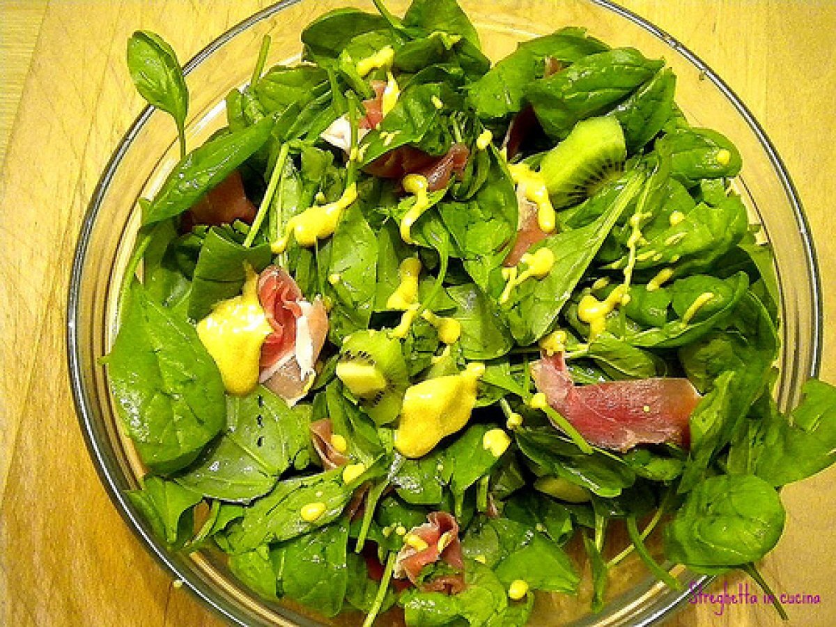 Insalata di spinacino con kiwi, speck e vinagrette alla senape