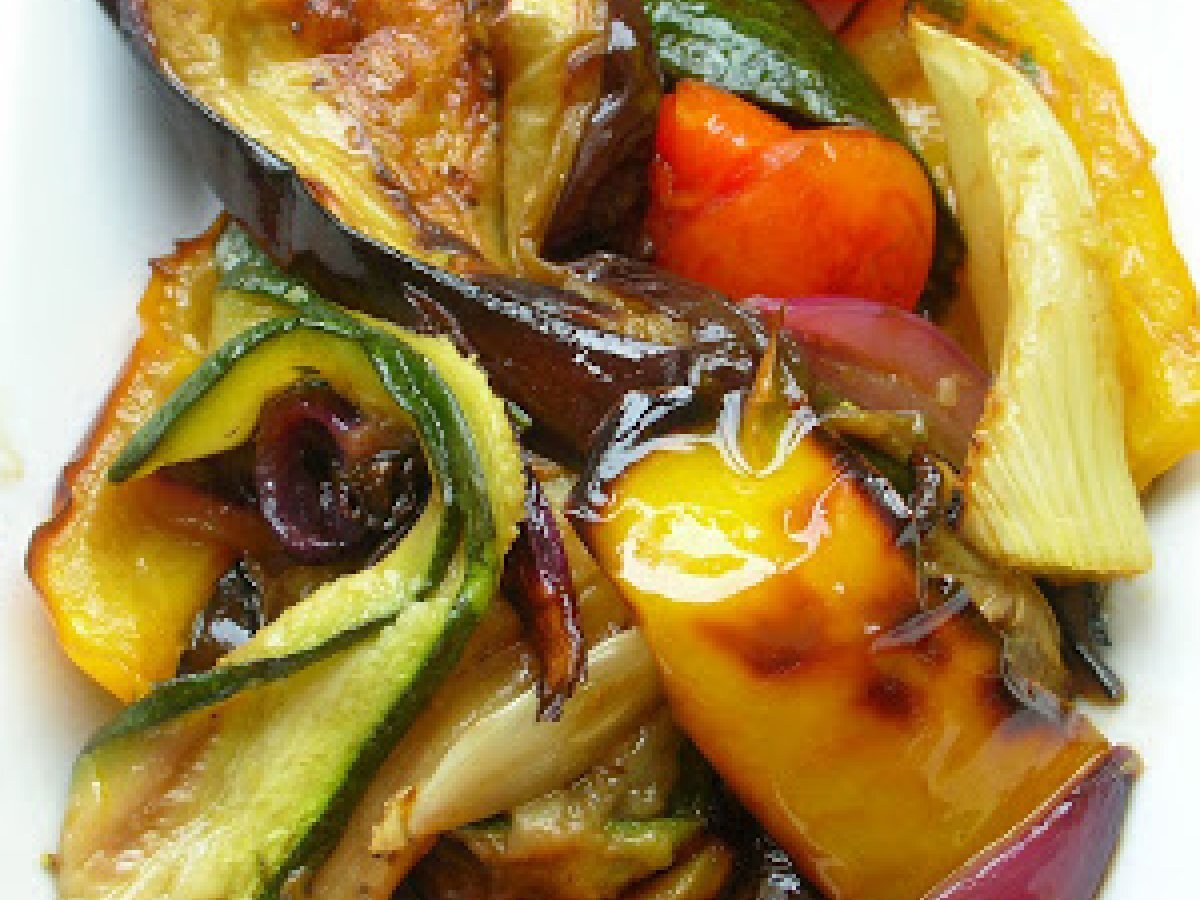 Insalata di verdure grigliate con salsa alla senape