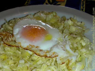 Insalata di verza con l'uovo fritto