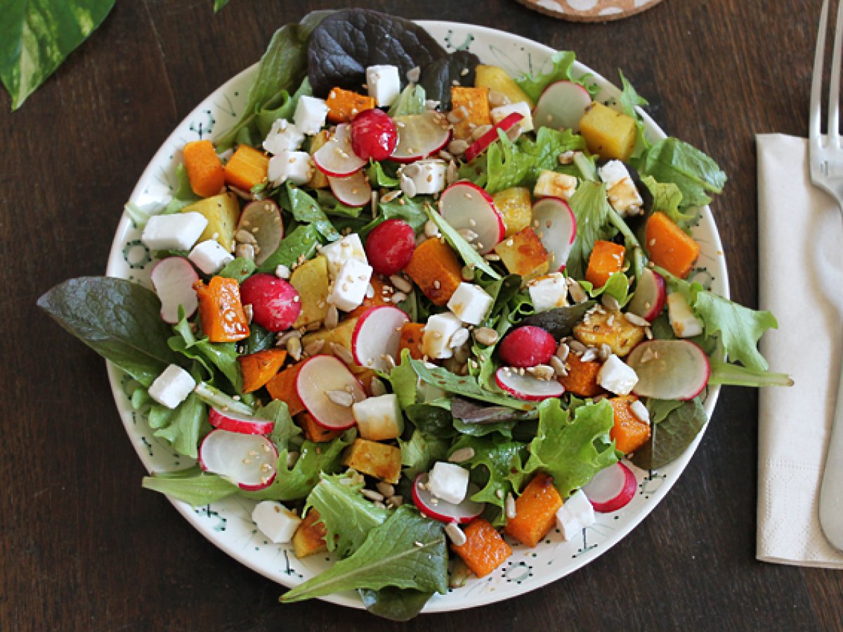 Insalata di zucca butternut, patate, ravanelli e feta