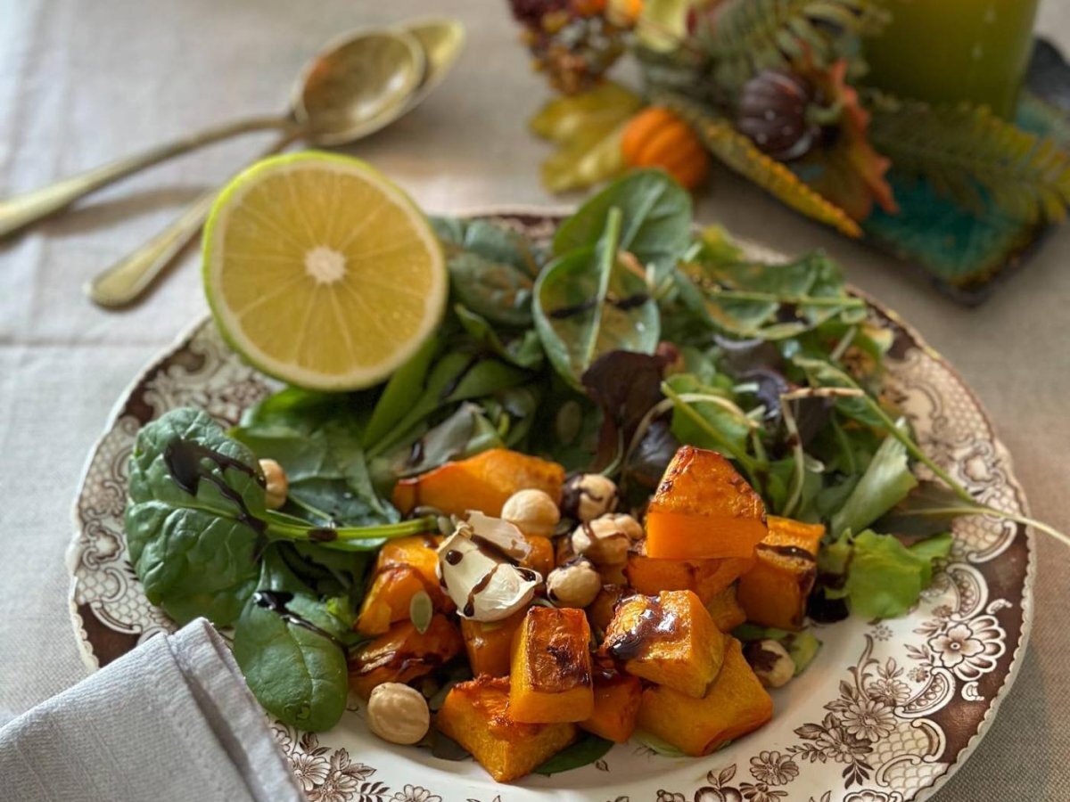Insalata di zucca vegana cotta con la friggitrice ad aria