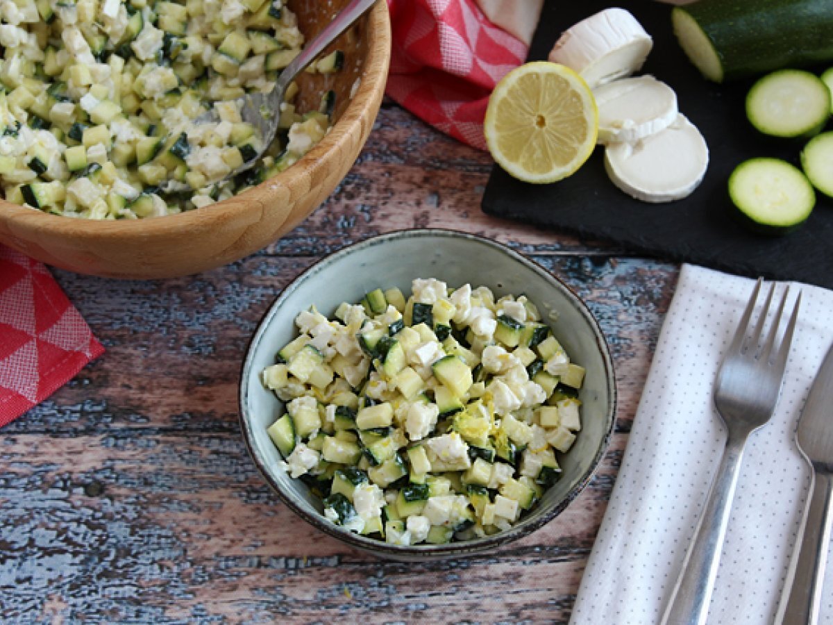 Insalata di zucchine crude, caprino e limone