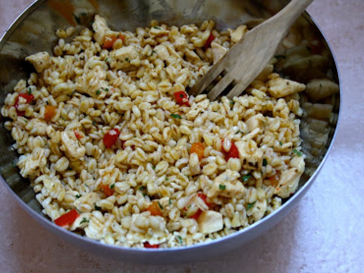 Insalata fredda di grano con pollo all'aglio e limone