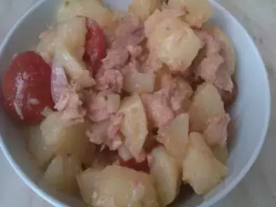 Insalata fresca di patate, tonno e pomodorini