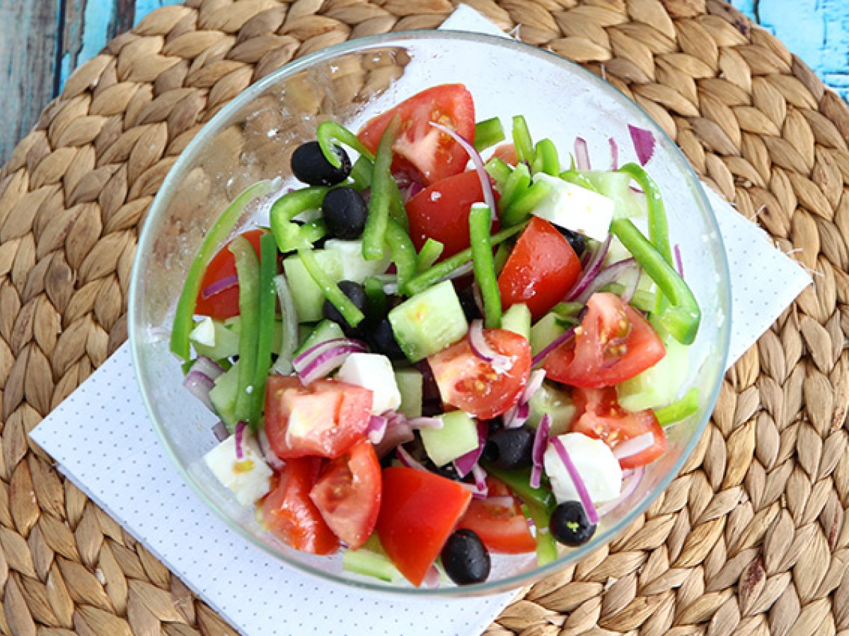 Insalata Greca - La ricetta originale per preparare l'horiatiki - foto 2