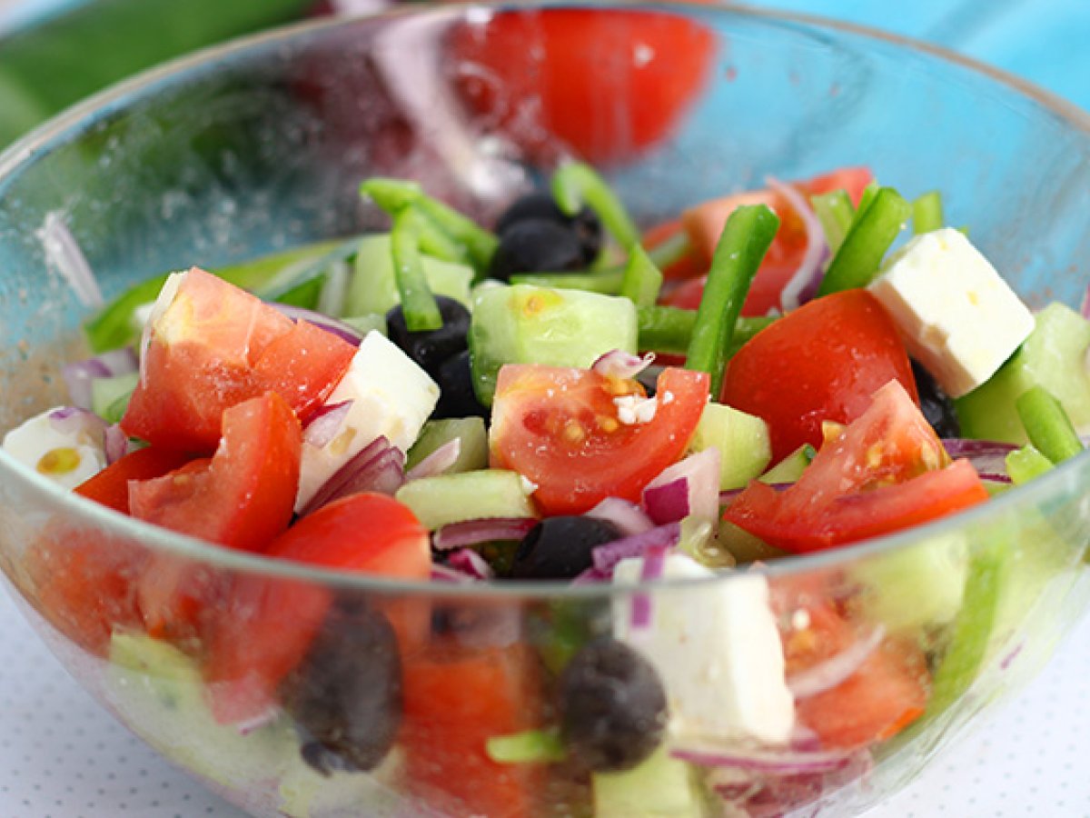 Insalata Greca - La ricetta originale per preparare l'horiatiki - foto 3