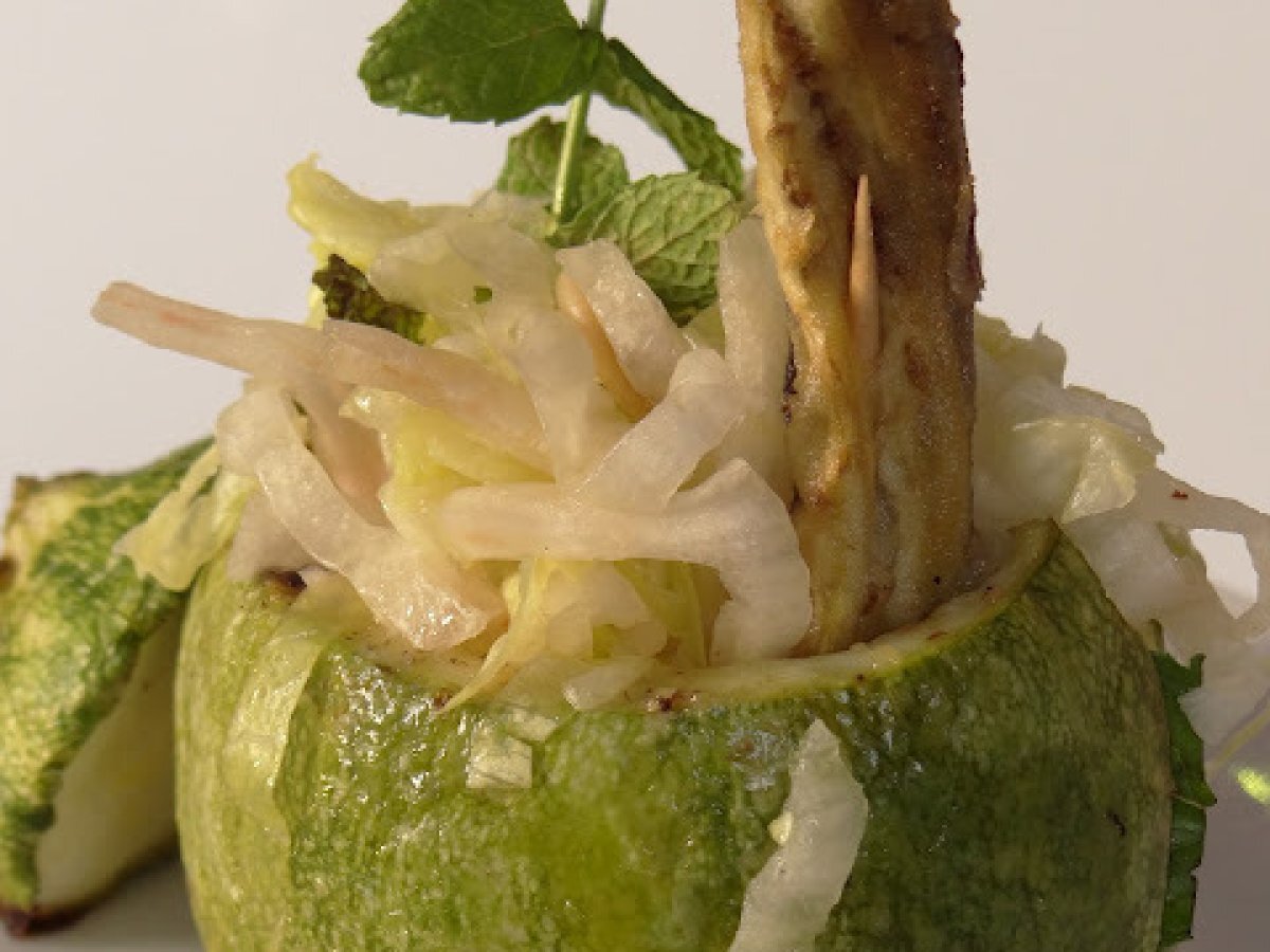 INSALATA JULIENNE ALLA MENTA E PINOLI, NELLE ZUCCHINE