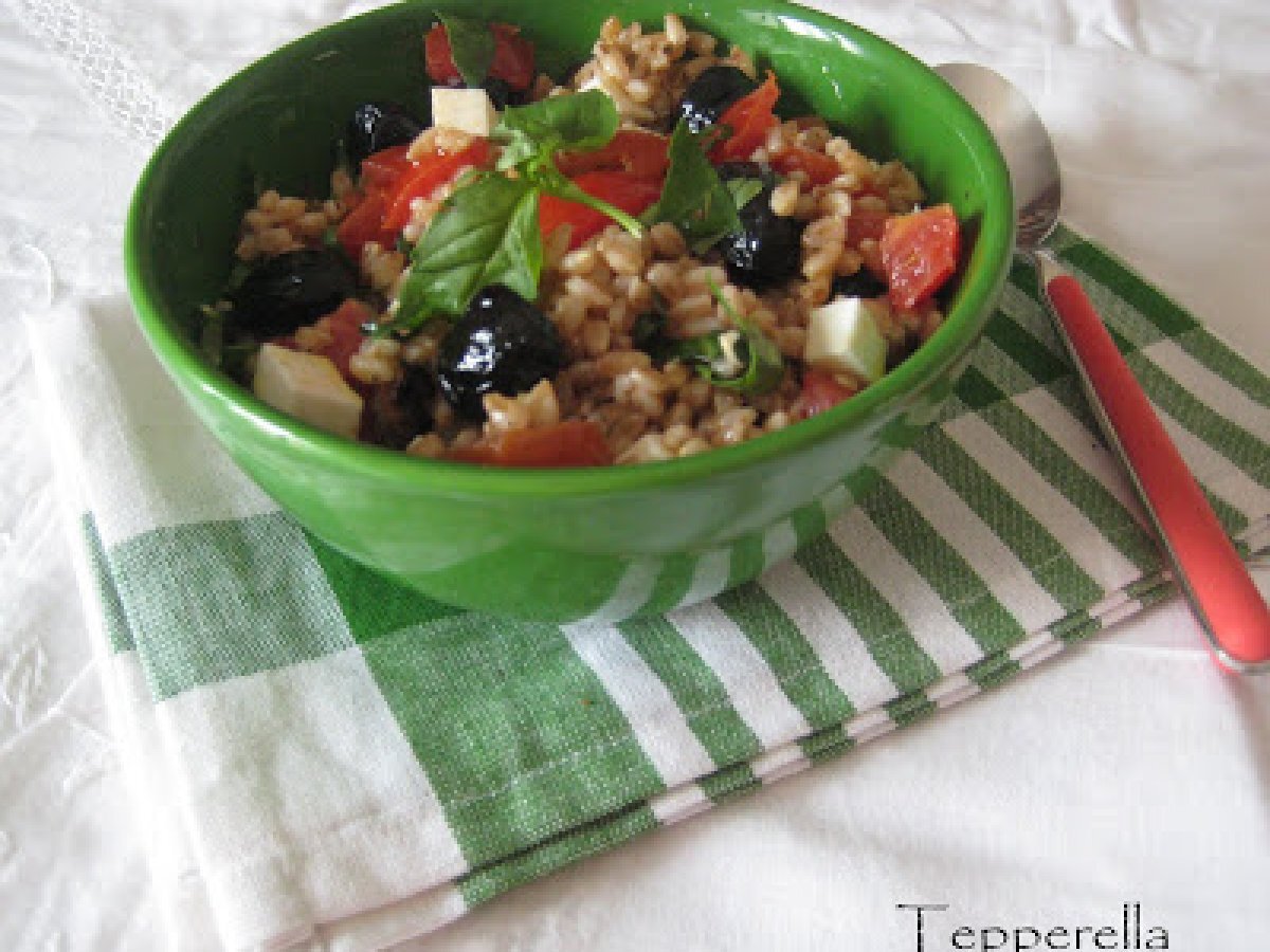 Insalata mediterranea freschissima di farro, pachino, basilico