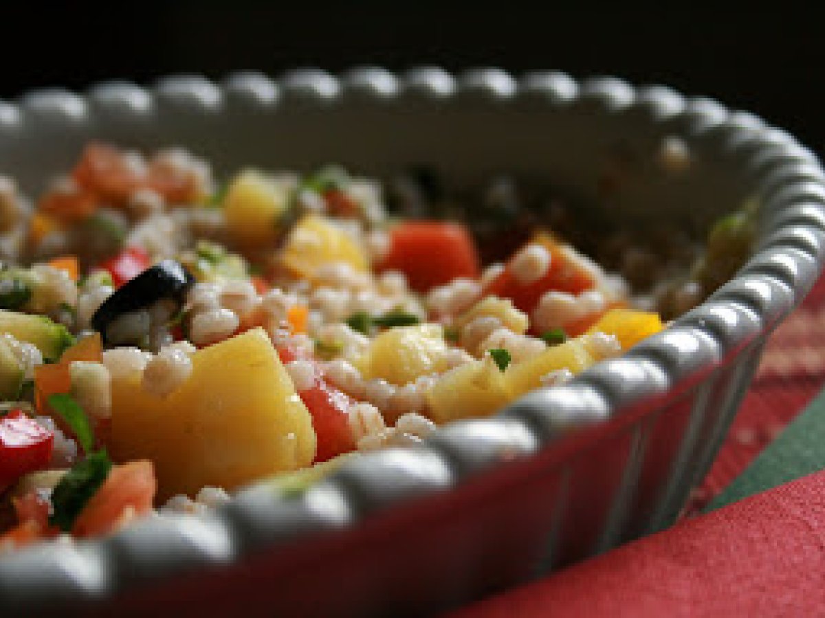 Insalata multicolor di orzo e verdure