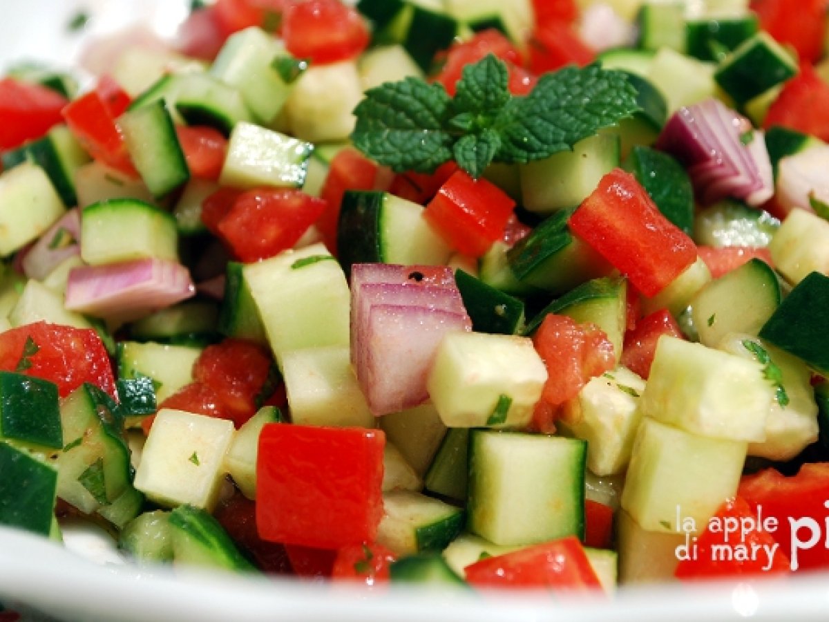 Insalata persiana di cetriolo, pomodoro, cipolla rossa e menta (Salad e Shirazi)