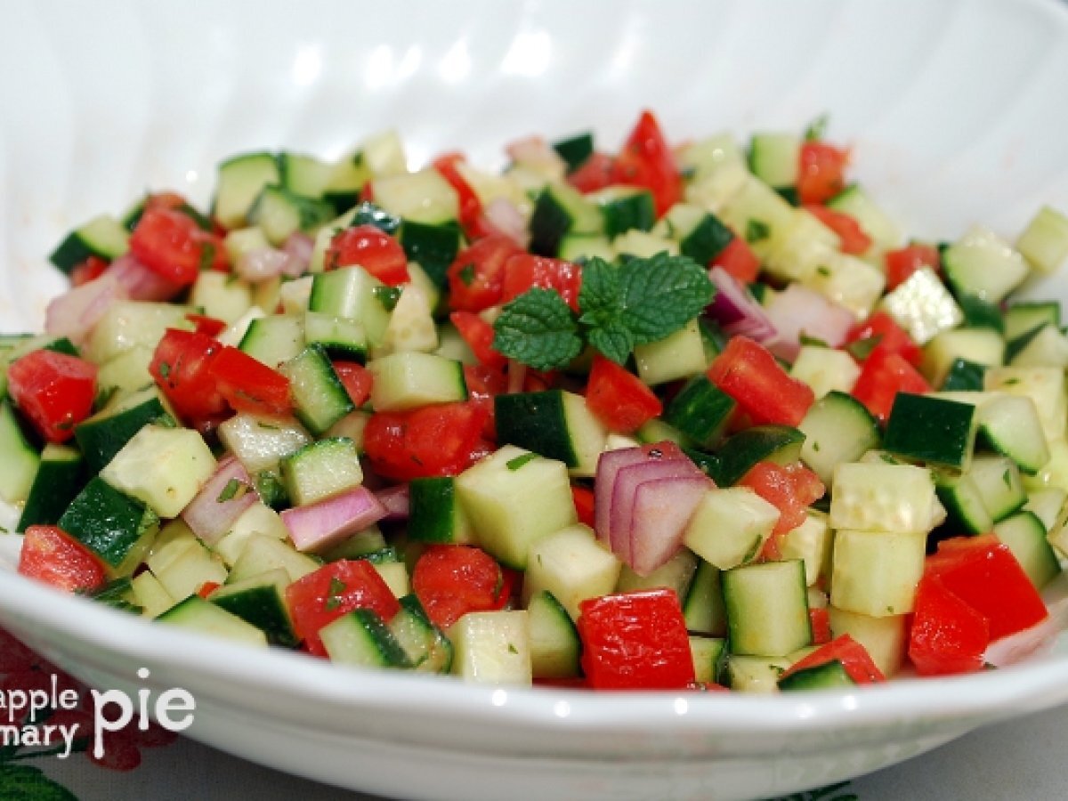 Insalata persiana di cetriolo, pomodoro, cipolla rossa e menta (Salad e Shirazi) - foto 2