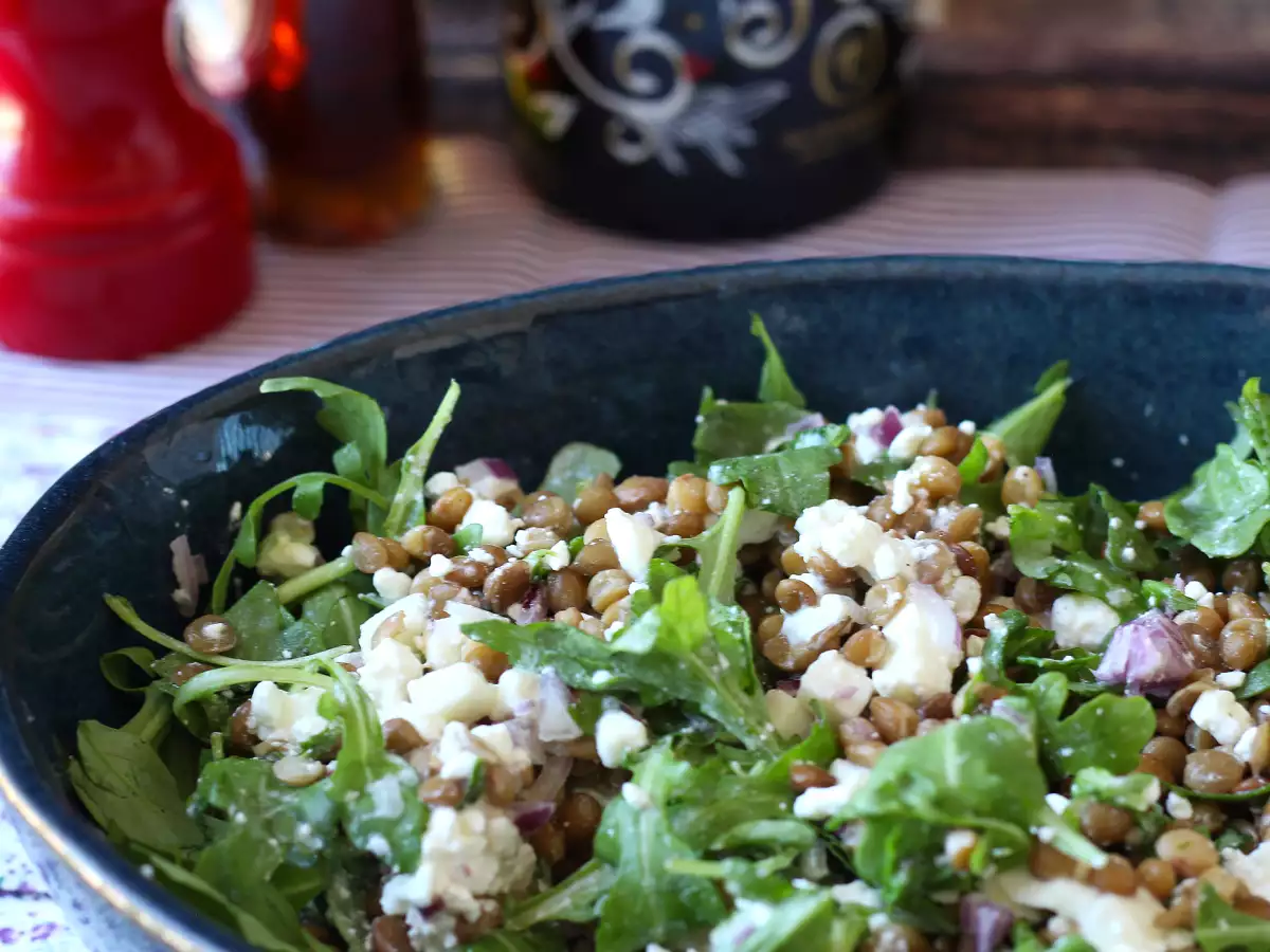 Insalata proteica di lenticchie con cottage cheese facile e veloce