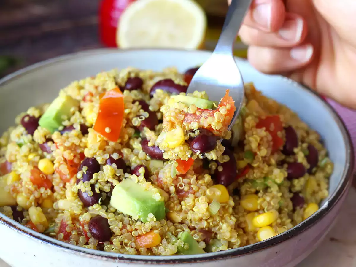Insalata proteica di quinoa con fagioli rossi, mais e avocado - foto 3