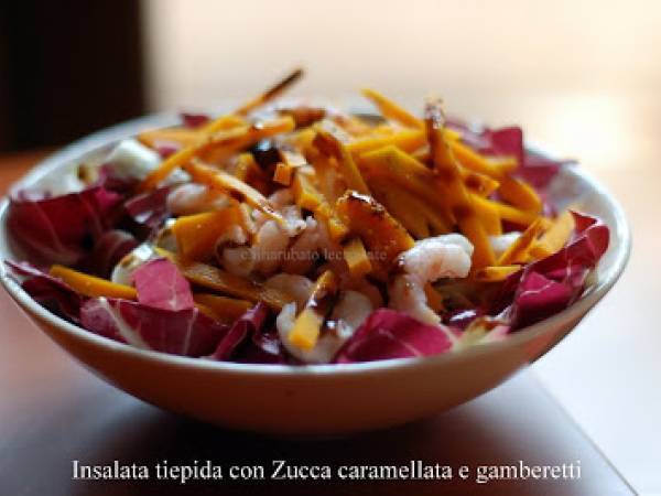 Insalata tiepida con zucca caramellata e gamberetti