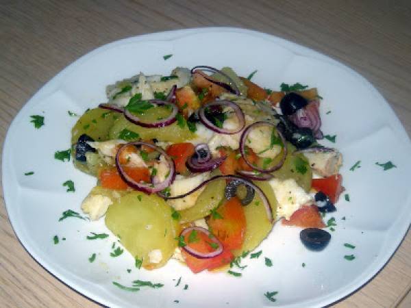 Insalata tiepida di baccalà alla mediterranea.