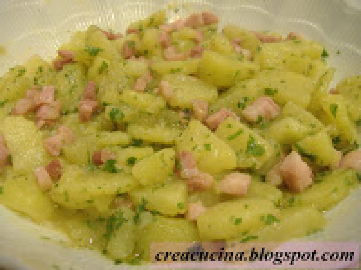 INSALATA TIEPIDA DI PATATE APPETITOSA