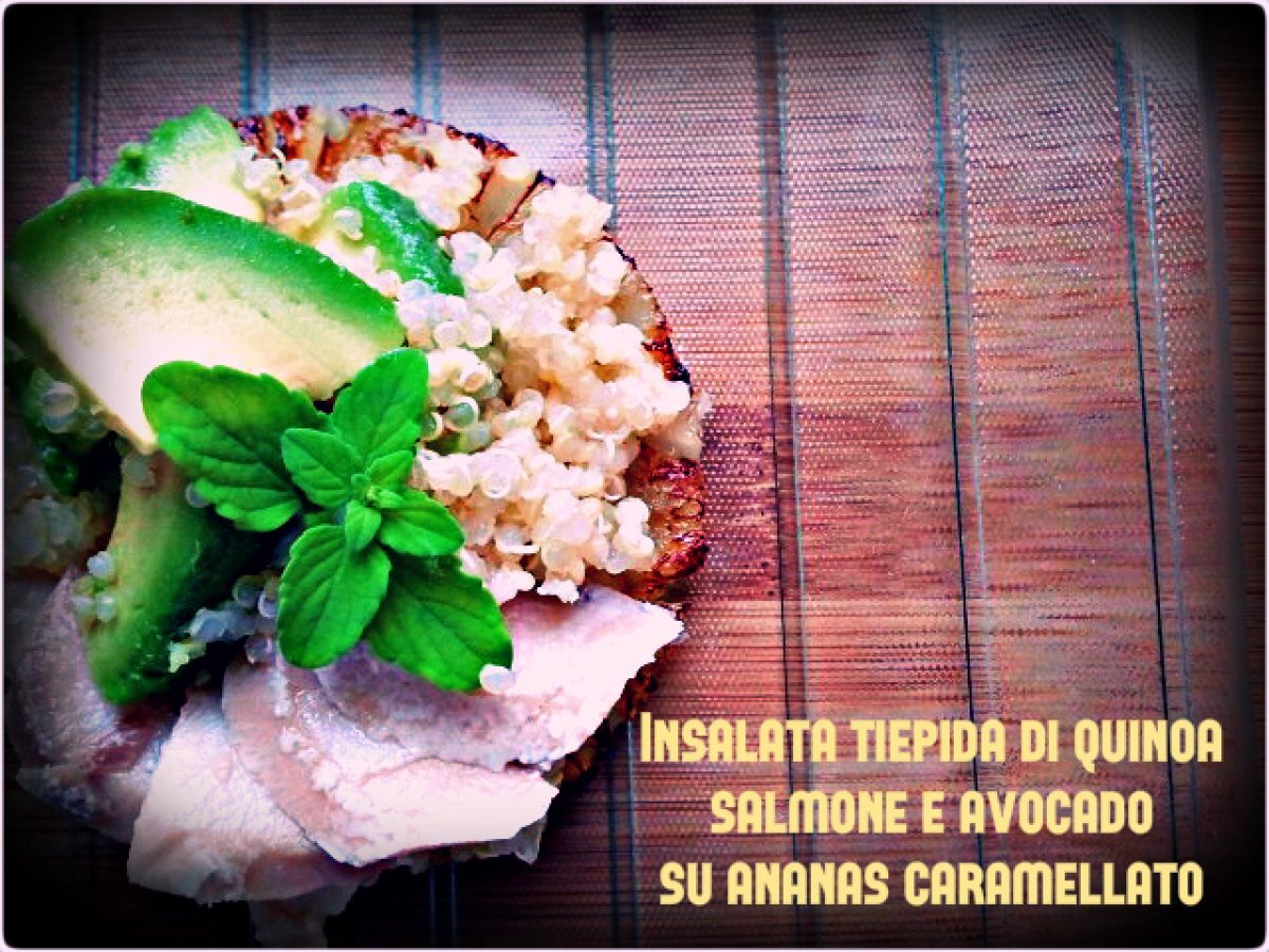 INSALATA TIEPIDA DI QUINOA, SALMONE E AVOCADO SU ANANAS CARAMELLATO - foto 2