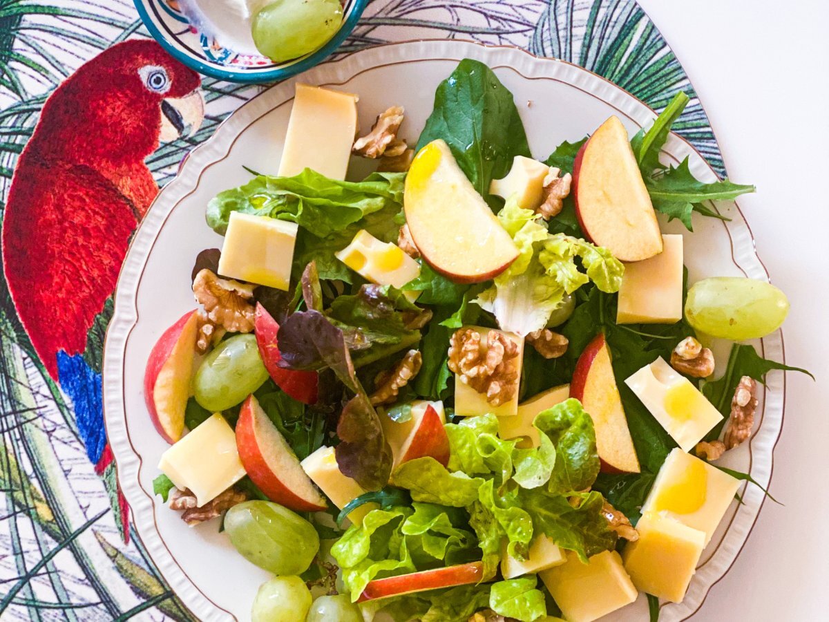 Insalata Waldorf con mele, uva e noci