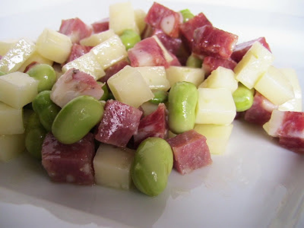 Insalatina di fave, pecorino toscano e salame.