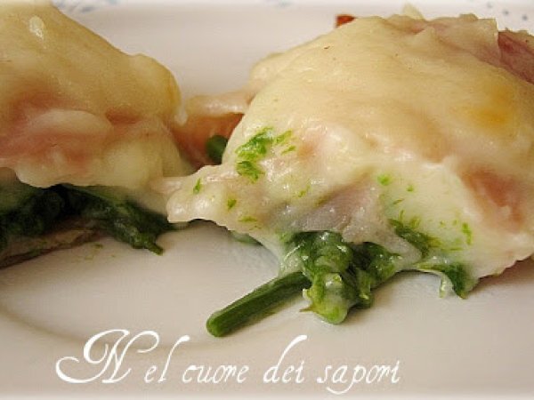 Involtini cremosi di prosciutto cotto e asparagi