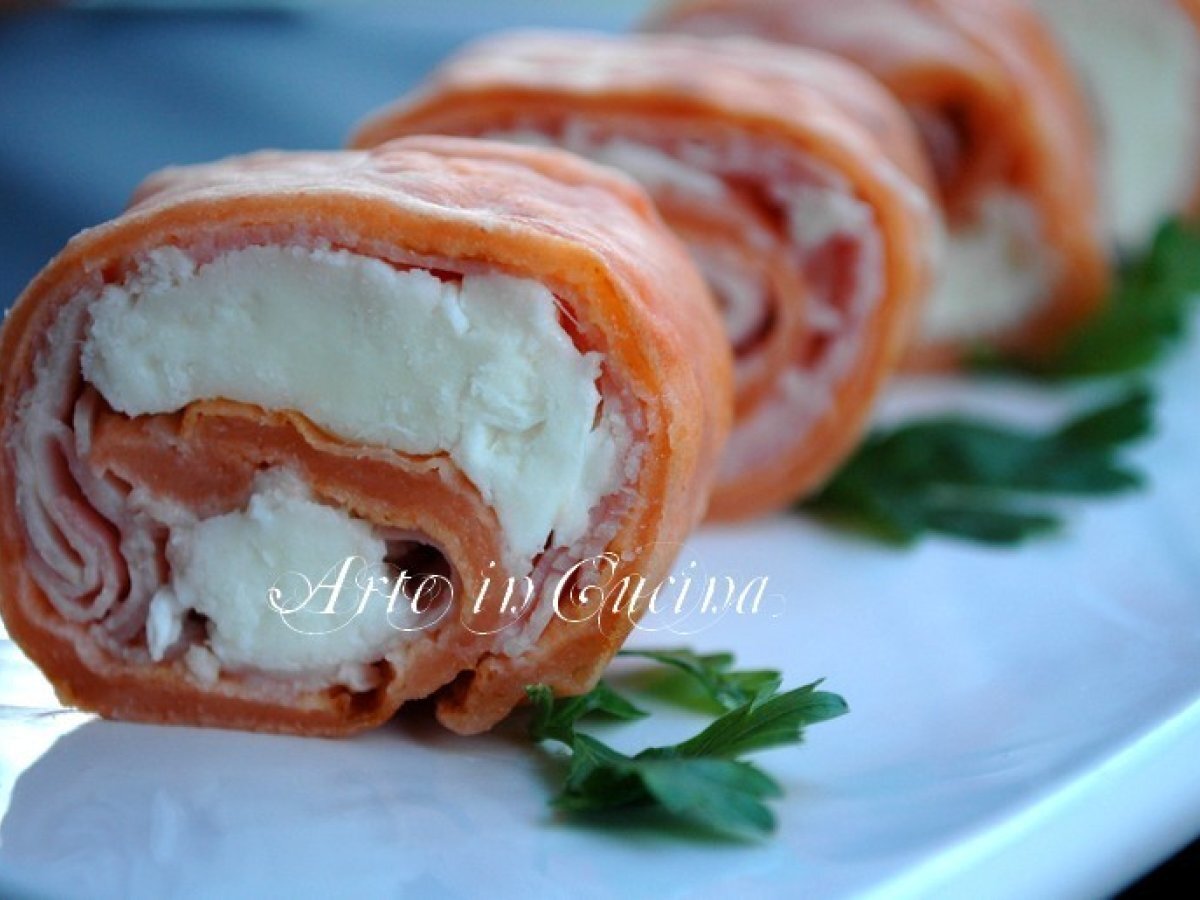 Involtini di crepes al pomodoro con prosciutto e mozzarella