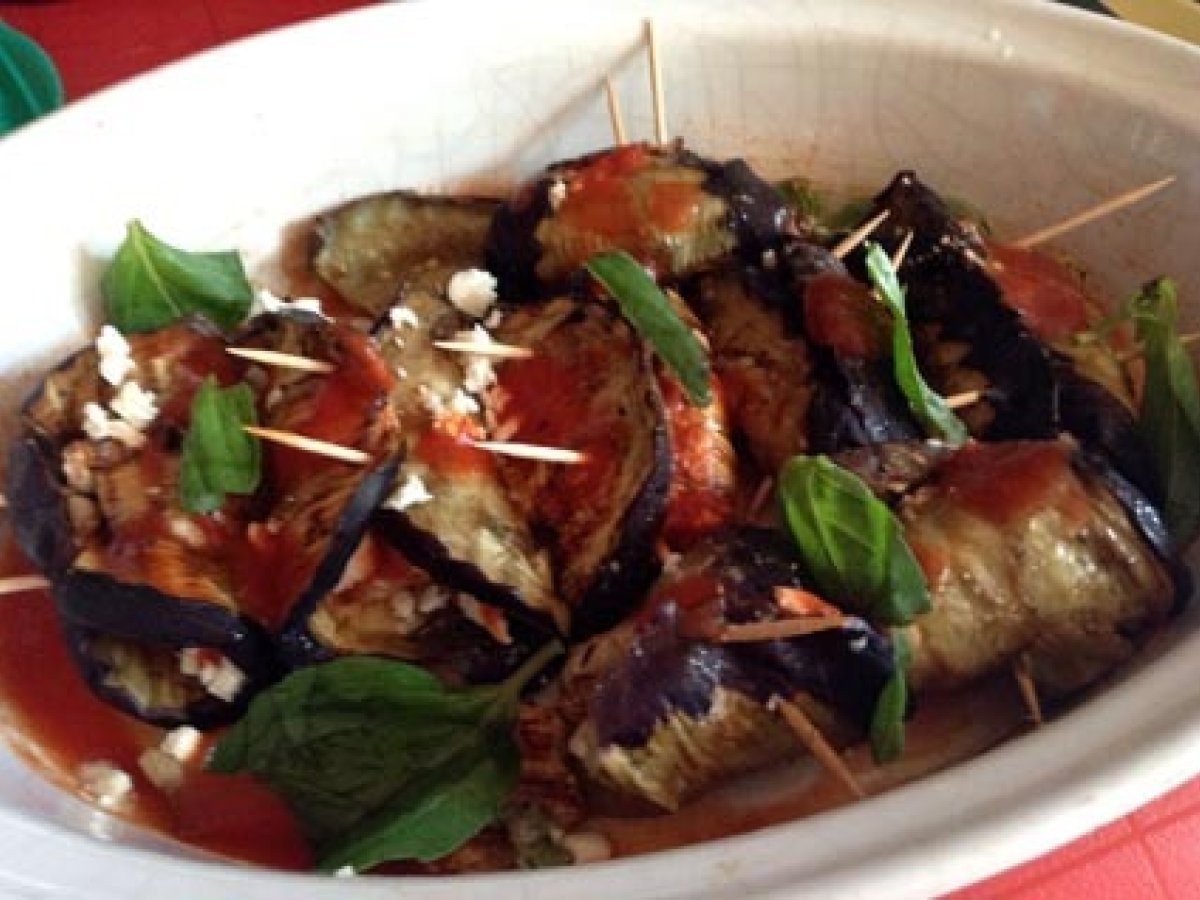Involtini di melanzane con gamberi e feta