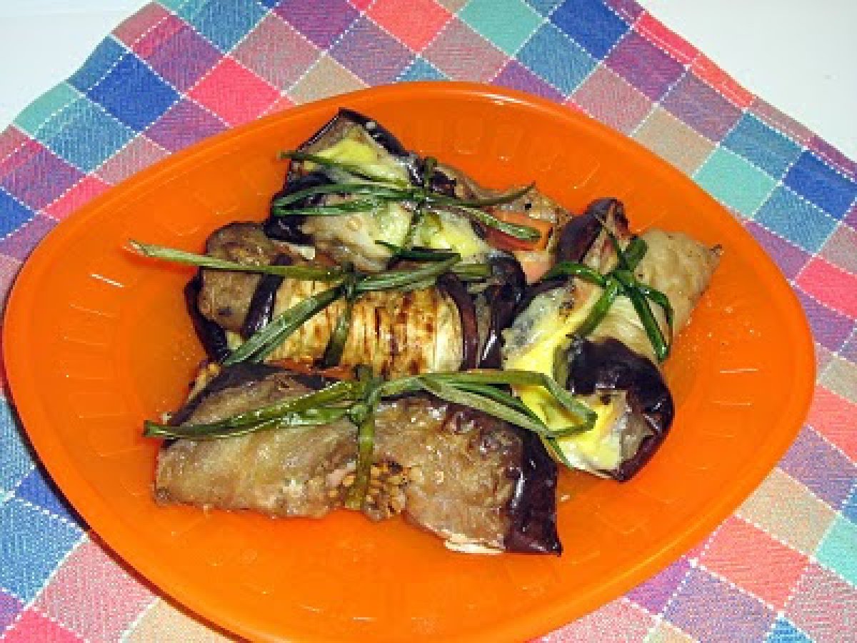 Involtini di melanzane con speck, robiola e menta