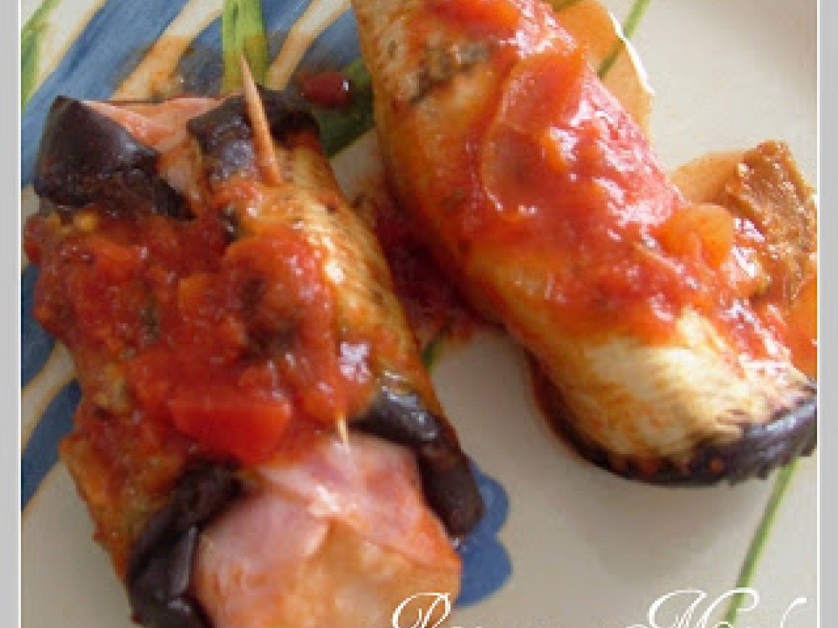 Involtini di melanzane con sugo al basilico