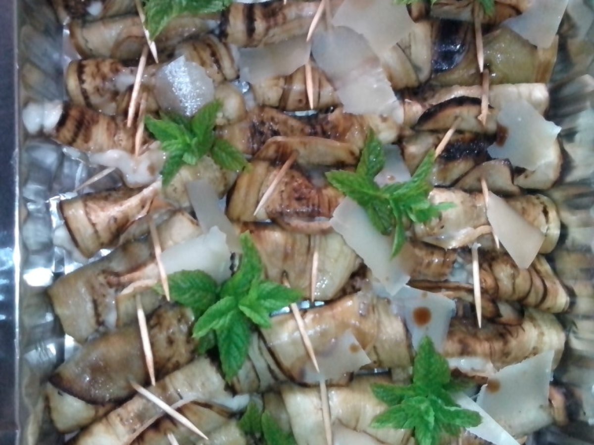 Involtini di melanzane farciti con maionese e tonno