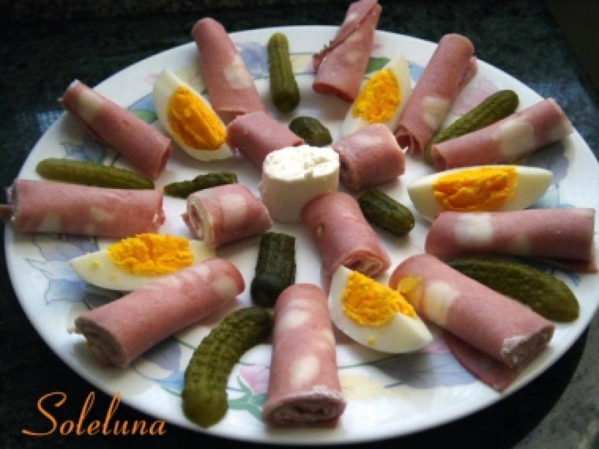 INVOLTINI DI MORTADELLA CON CAPRINO