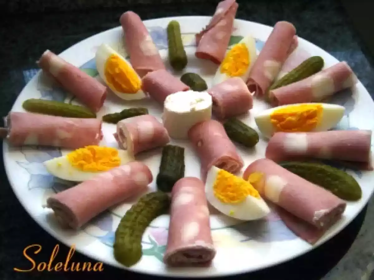 INVOLTINI DI MORTADELLA CON CAPRINO