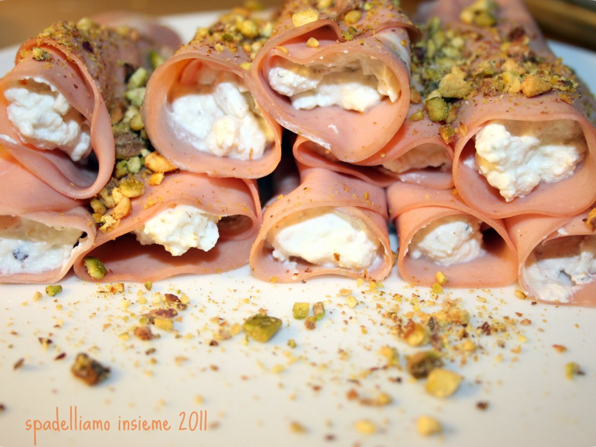 Involtini di mortadella con formaggio e pistacchi