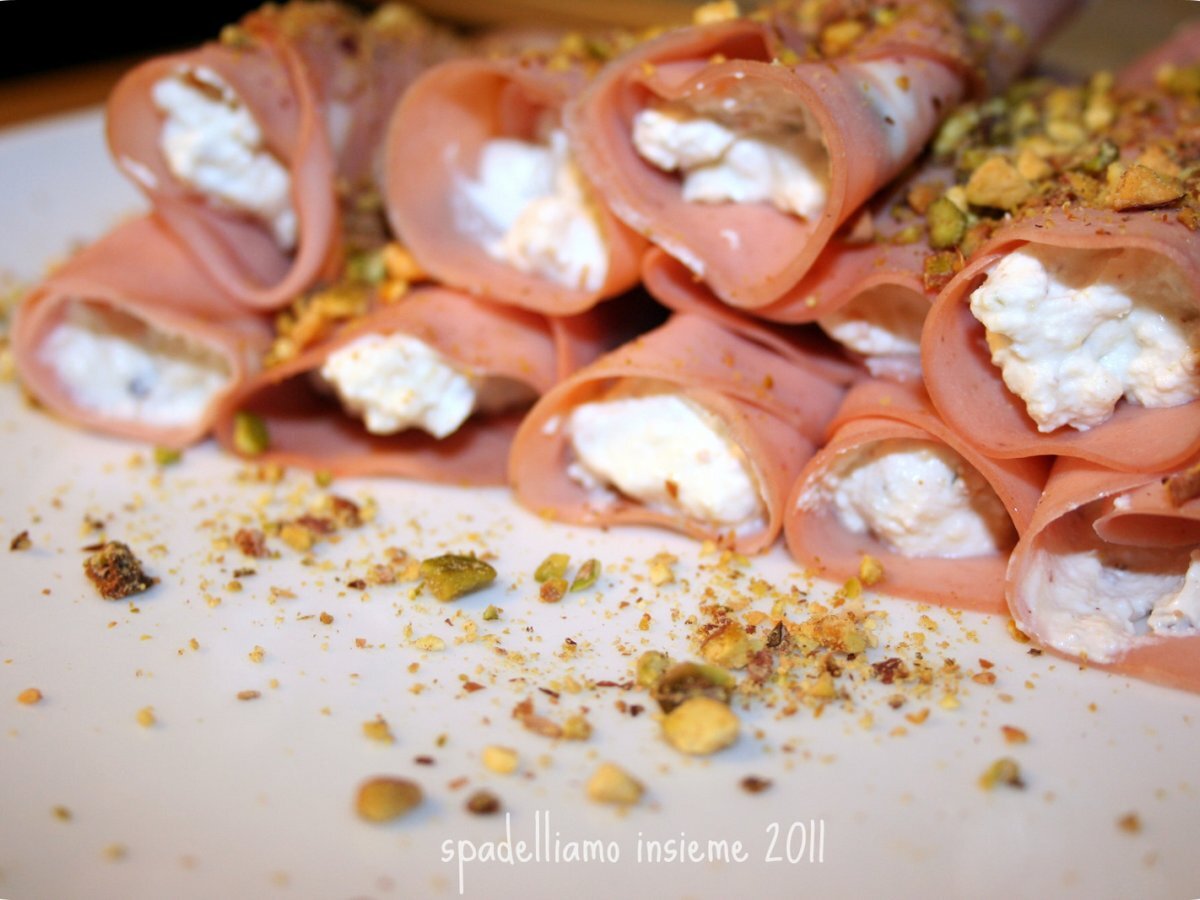 Involtini di mortadella con formaggio e pistacchi - foto 2