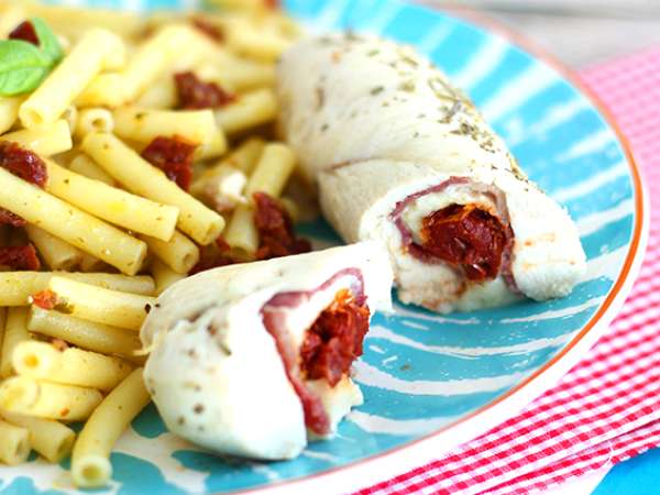 Involtini di pollo con mozzarella e pomodori secchi