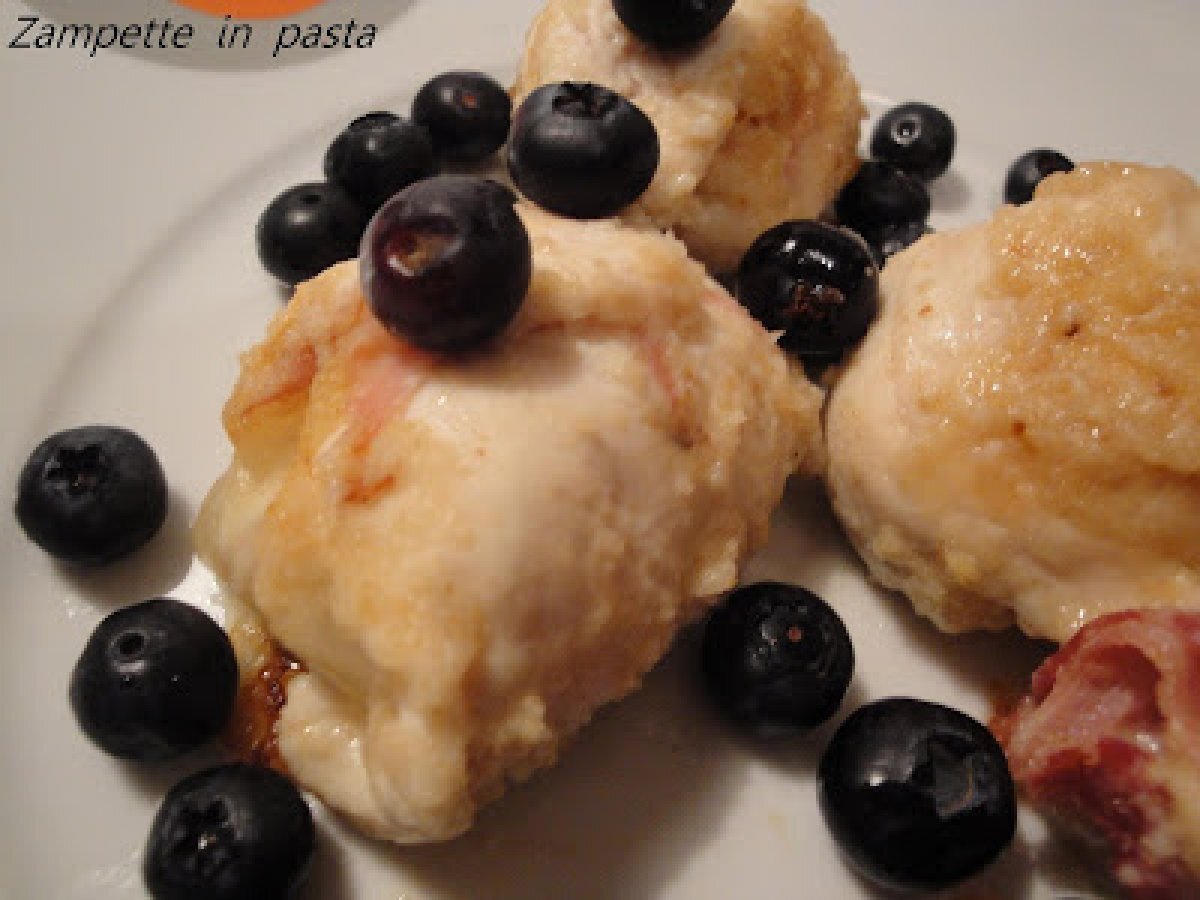 INVOLTINI DI POLLO CON PROSCIUTTO COTTO E MIRTILLI - foto 3