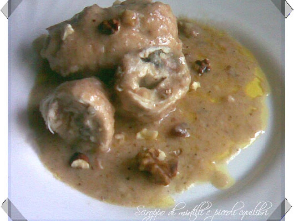 Involtini di pollo con speck, asiago e noci