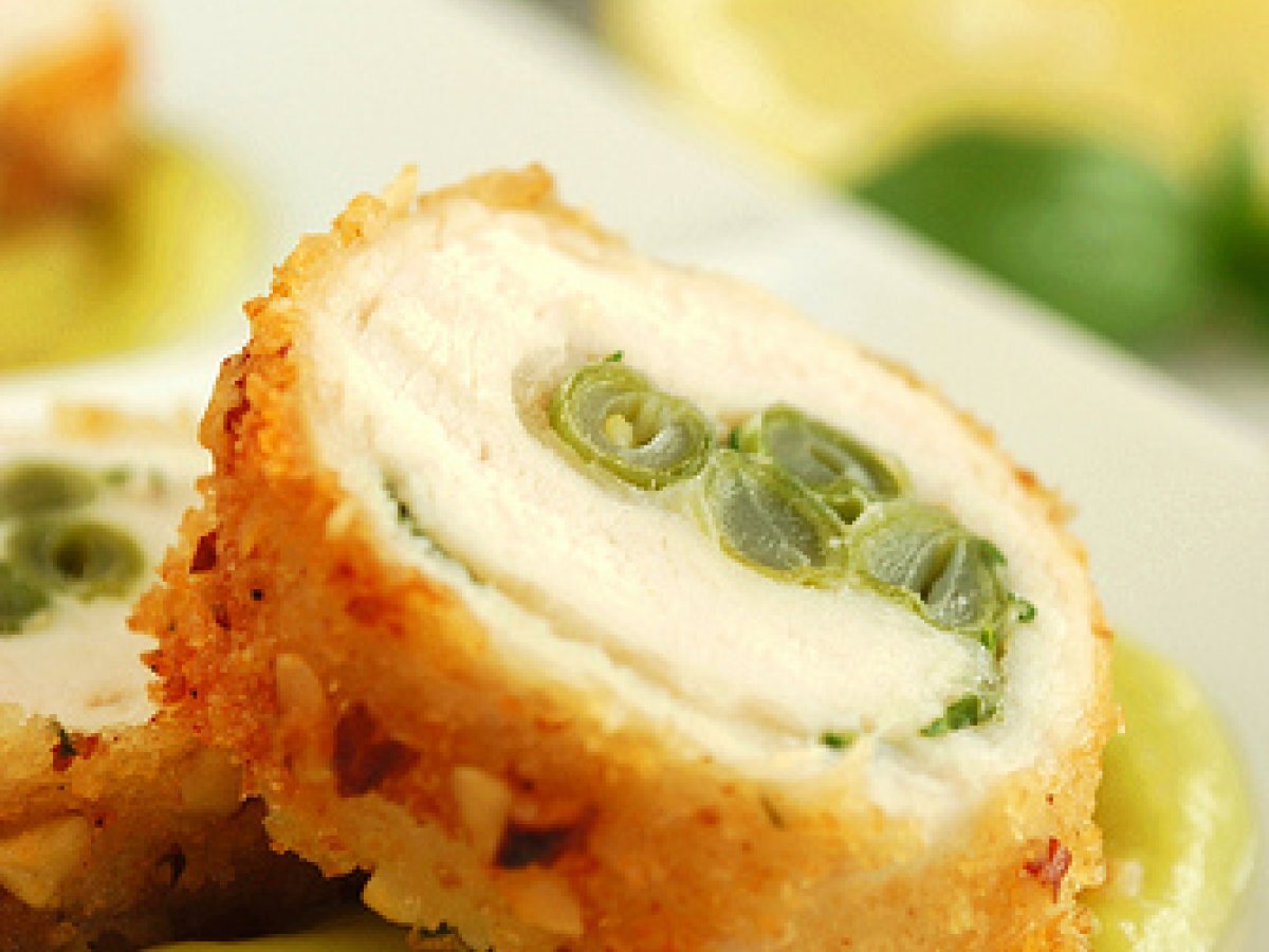 Involtini di pollo su crema di avocado
