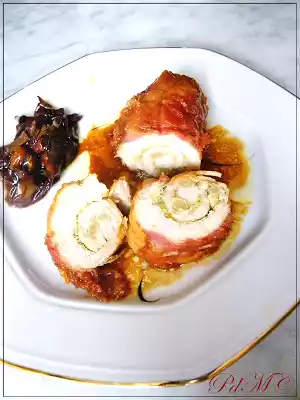 Involtini di tacchino con granella di pistacchio, pinoli e camicia di pancetta, al moscato