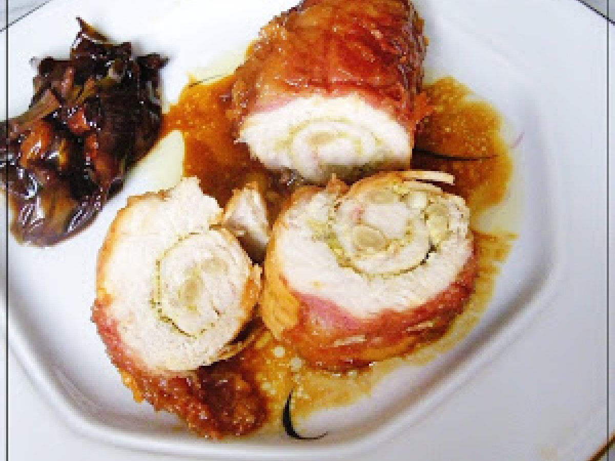 Involtini di tacchino con granella di pistacchio, pinoli e camicia di pancetta, al moscato