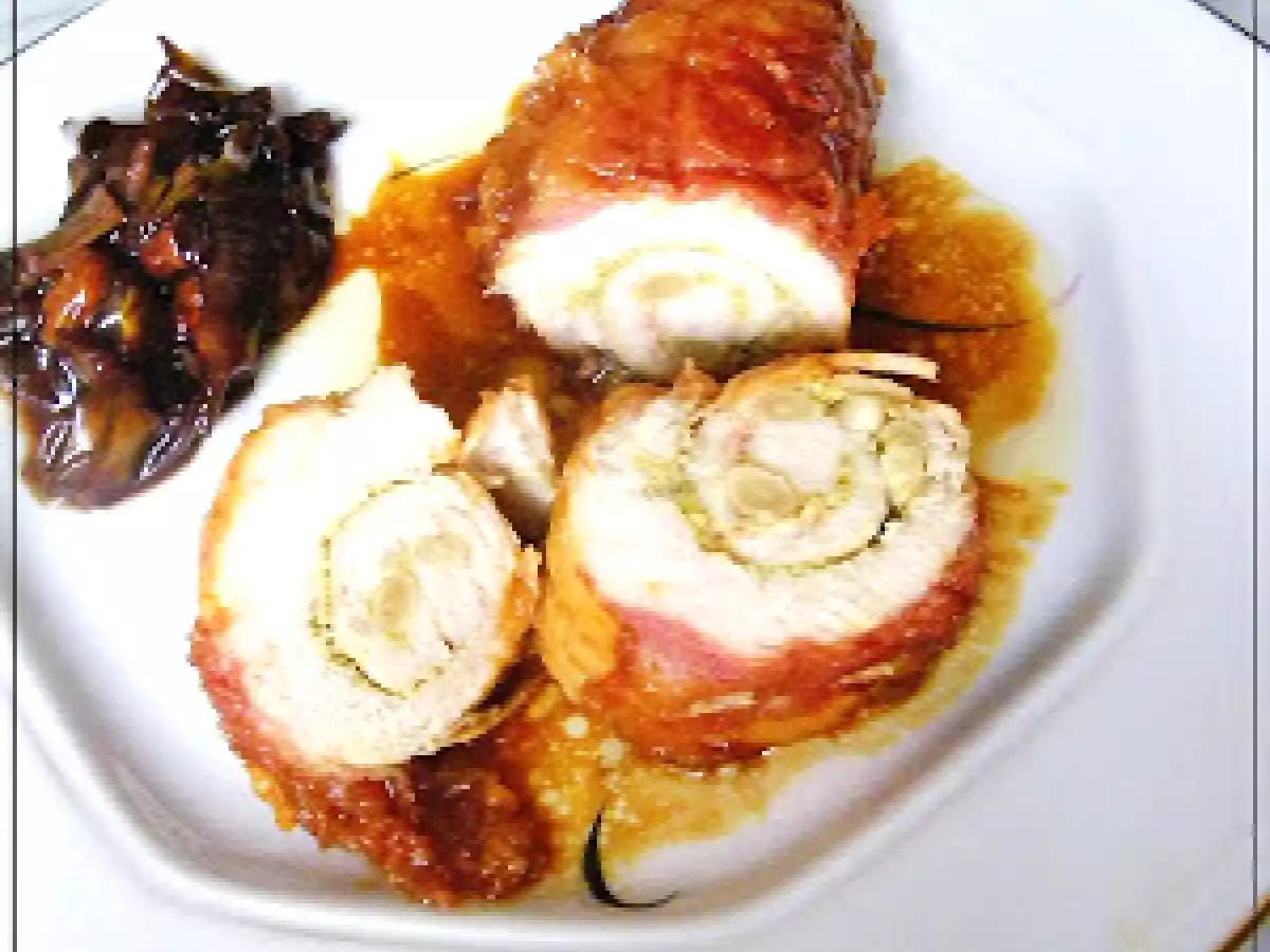 Involtini di tacchino con granella di pistacchio, pinoli e camicia di pancetta, al moscato