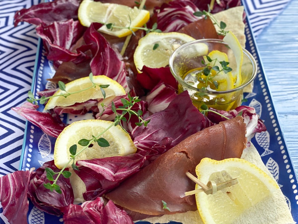 Involtini di tonno con pere, radicchio rosso e curry.