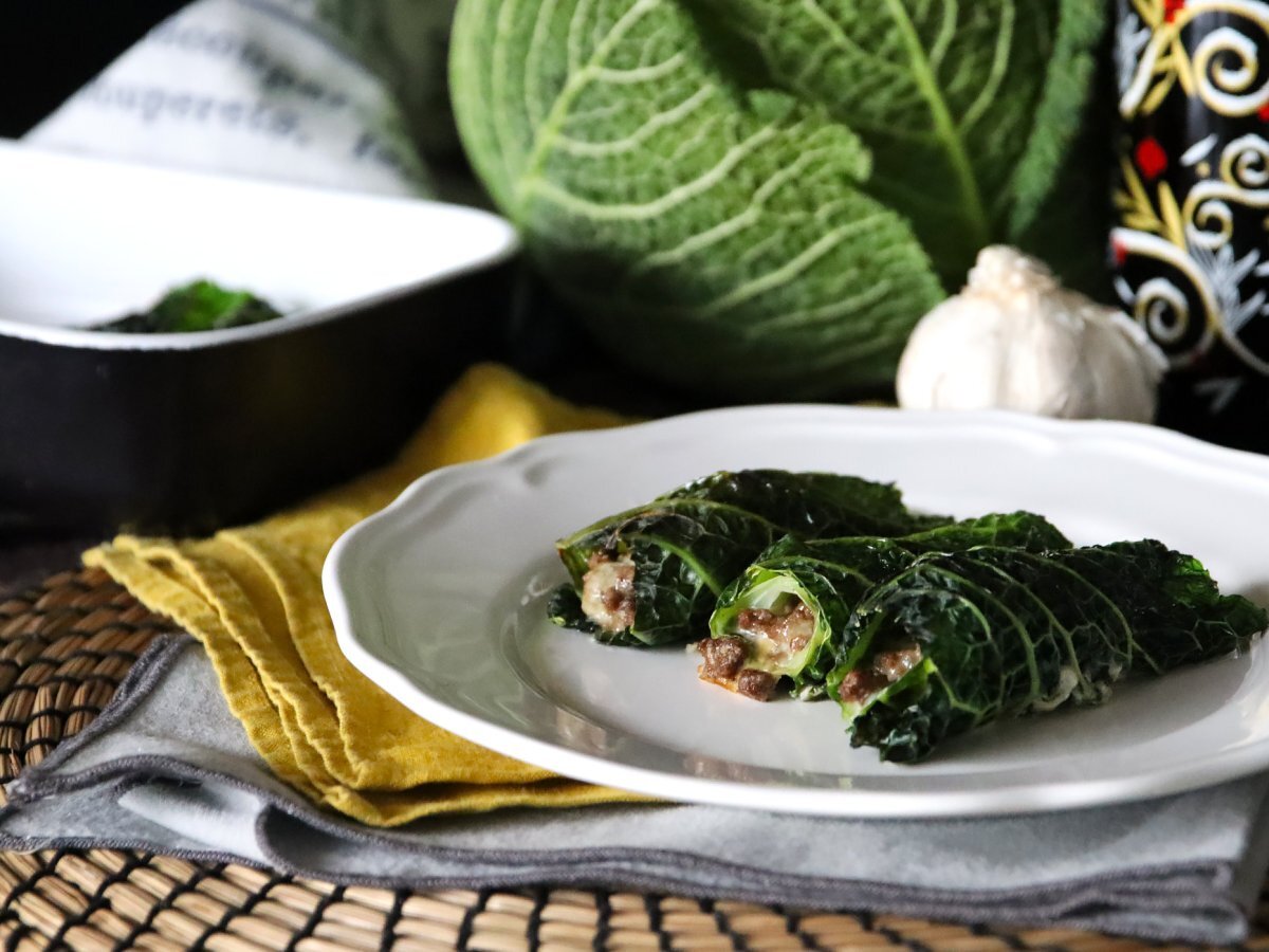 Involtini di verza al forno, la ricetta facile ed economica per un pranzo in famiglia