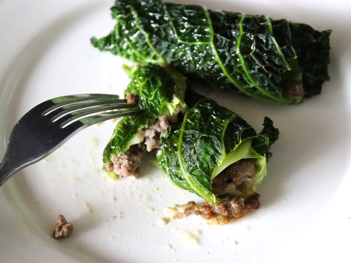 Involtini di verza al forno, la ricetta facile ed economica per un pranzo in famiglia - foto 5